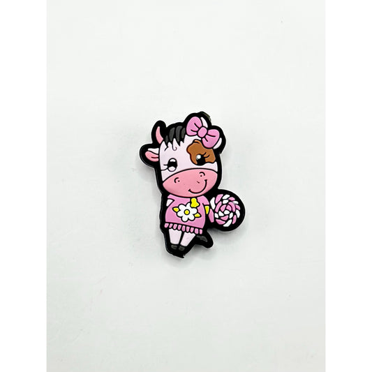 ピンクのドレスと蝶結びのシリコン製フォーカルビーズをつけた、かわいい子牛