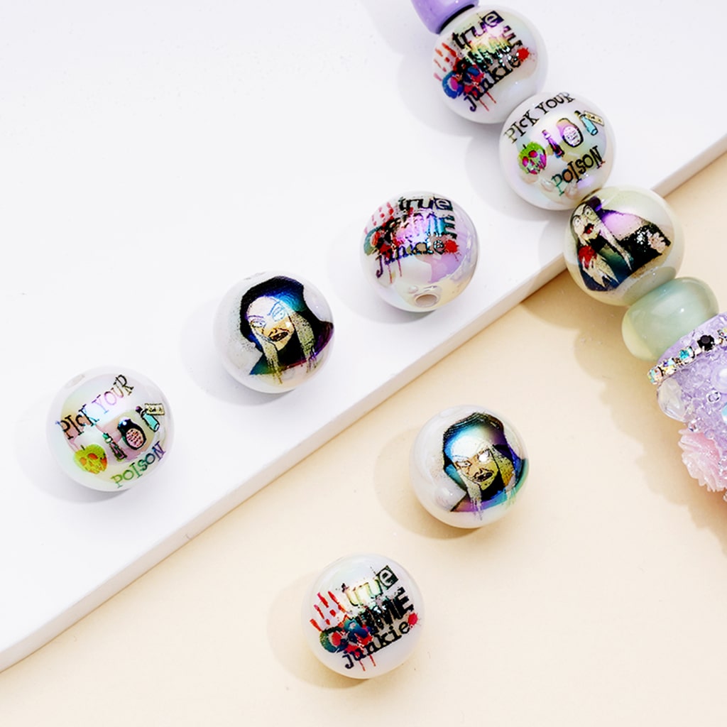 毒のプリントが施されたホワイトUVコーティングアクリルビーズ、ランダムミックス、16MM