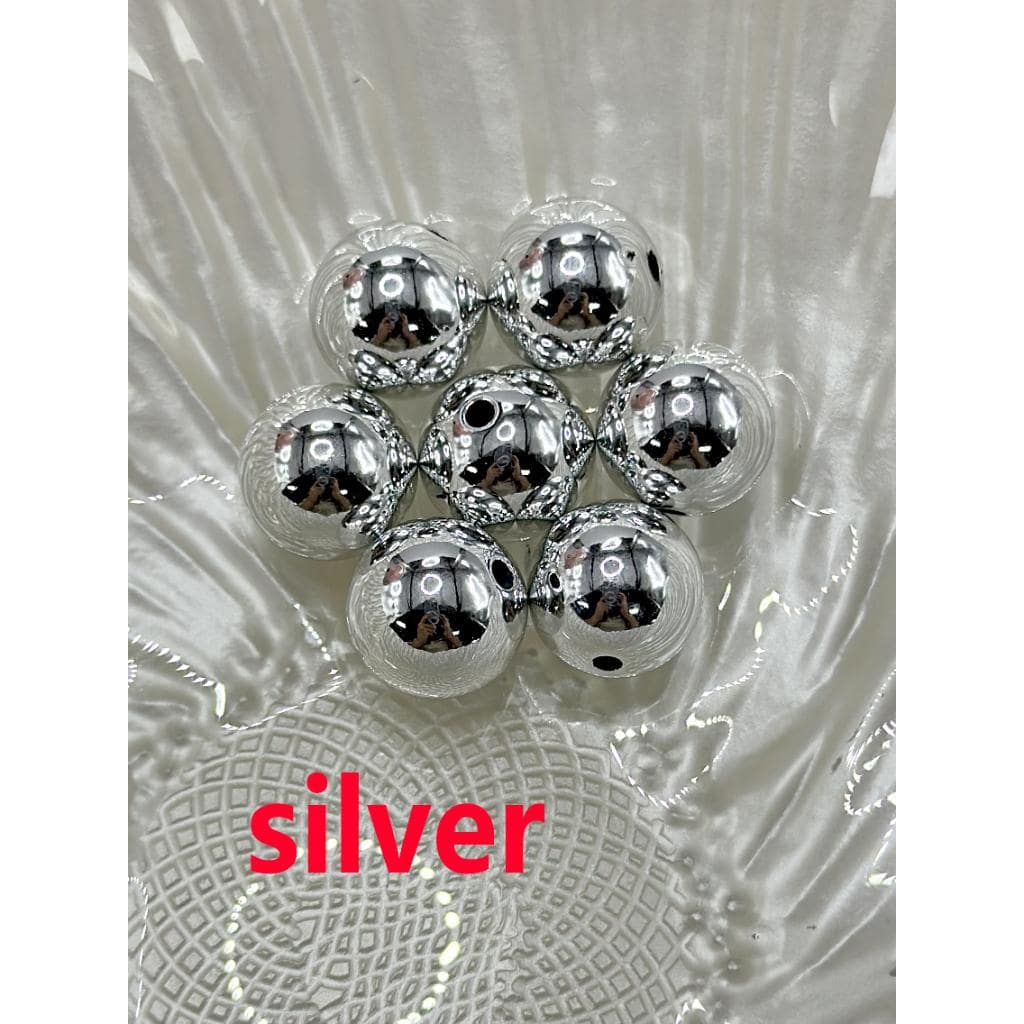 光沢のあるメタリックカラーのアクリルビーズ。16mm