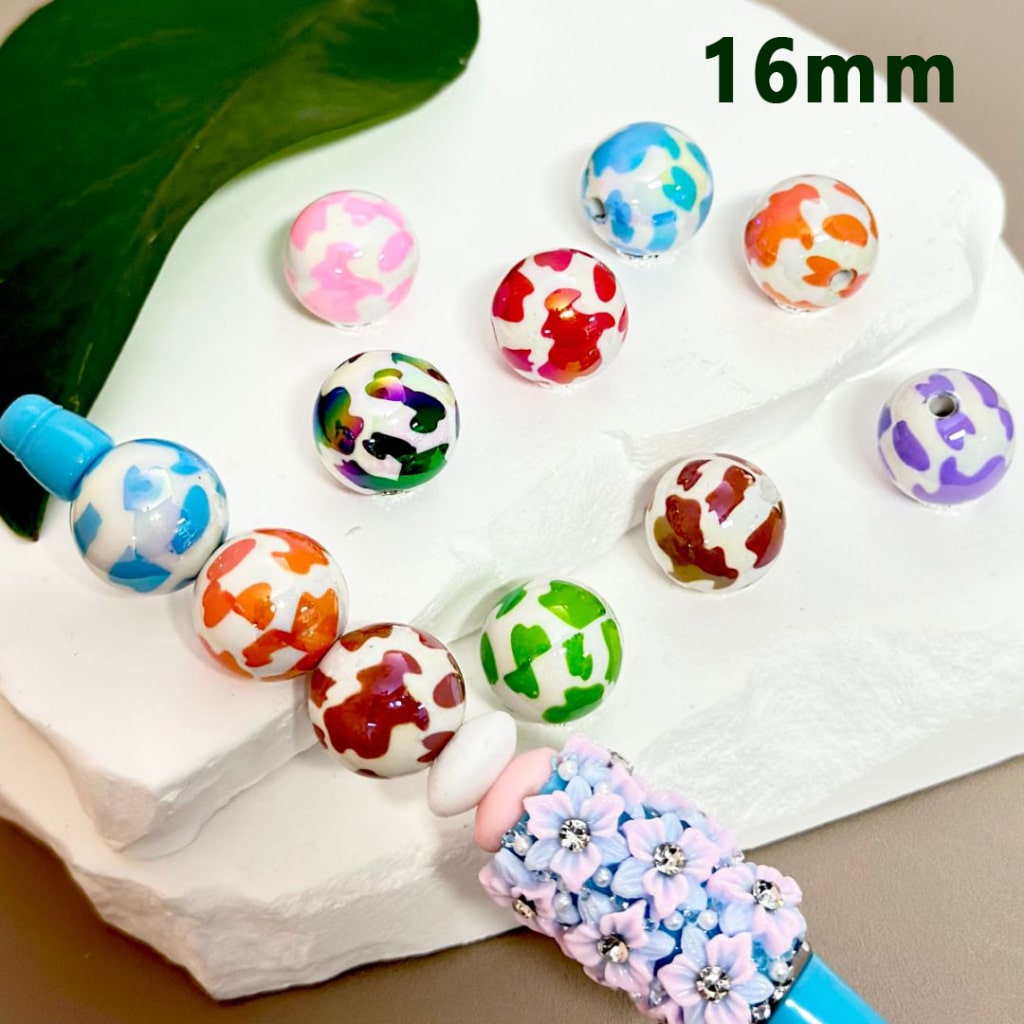 異なる色の牛のプリントが施された白いUVコーティングアクリルビーズ、ランダムミックス、16MM