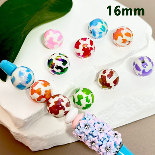 異なる色の牛のプリントが施された白いUVコーティングアクリルビーズ、ランダムミックス、16MM