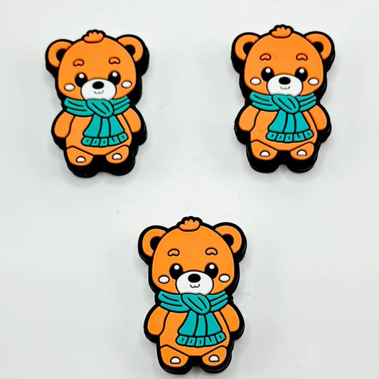 かわいいティール色のスカーフを巻いた小さなかわいいオレンジ色のクマのシリコン製フォーカルビーズ