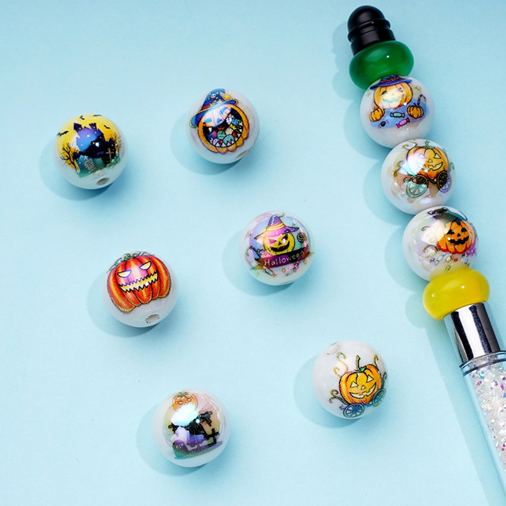 ハロウィンゴーストフェイスパンプキンプリント入りホワイトUVコーティングアクリルビーズ、ランダムミックス、16MM