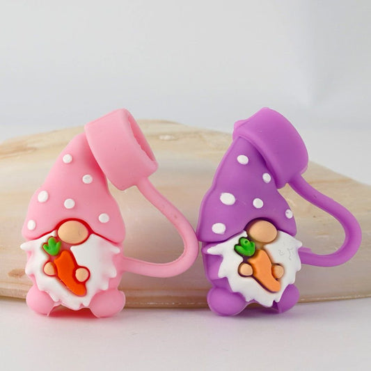 小さくてかわいいノームのドワーフがニンジン食品グレードのカップタンブラーシリコンストロートッパーを持っています