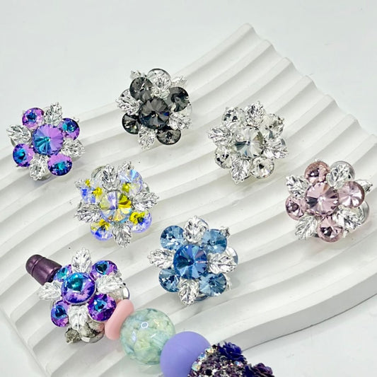 光沢のある丸いラインストーンが付いた絶妙なシルバー合金の花、ランダムミックス、約26×26MM