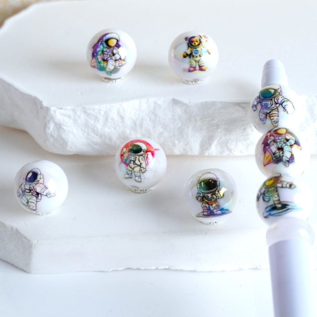 UV Coating Space Astronauts White Round Acrylic Beads, 16MM, Random Mix