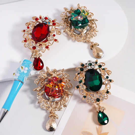 繊細なファンシーゴールド合金の花と光沢のあるラインストーン、大きな赤い楕円形のラインストーンの内側のペンダント、光沢のあるハートの白い真珠、丸い粘土ビーズ、約50×82MM