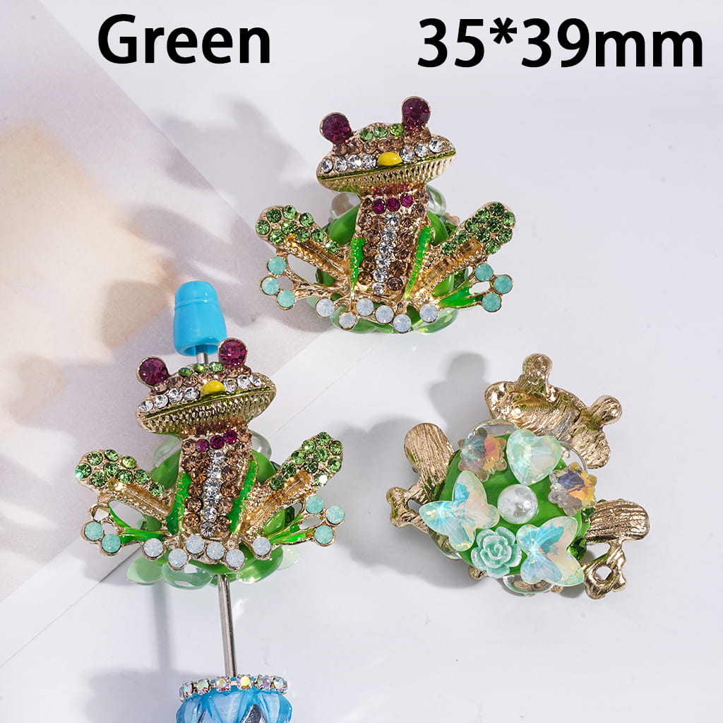 Decorative brooches with green and gold colors on a white background

