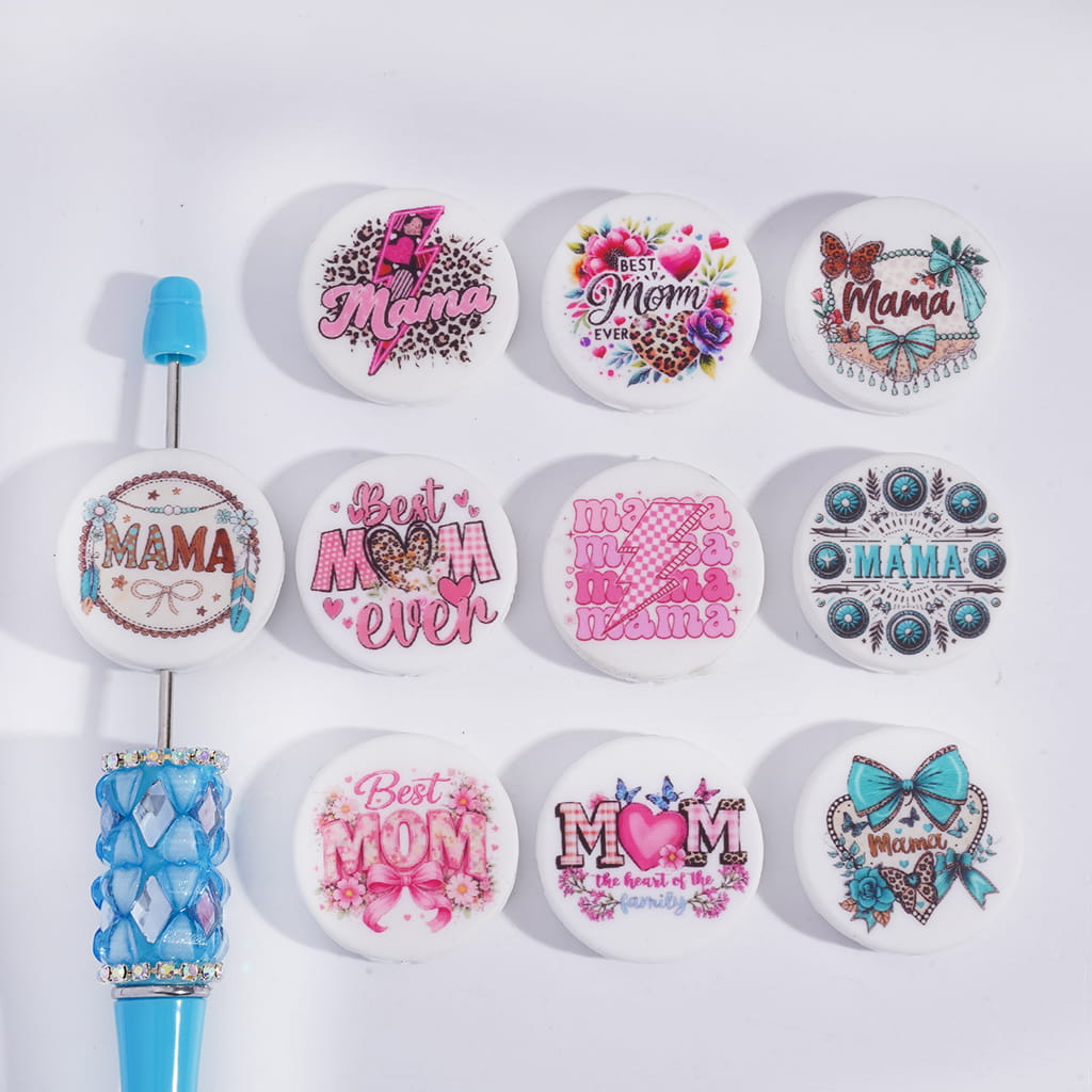Set of decorative buttons with 'Mama' and 'Best Mom' text on a white background