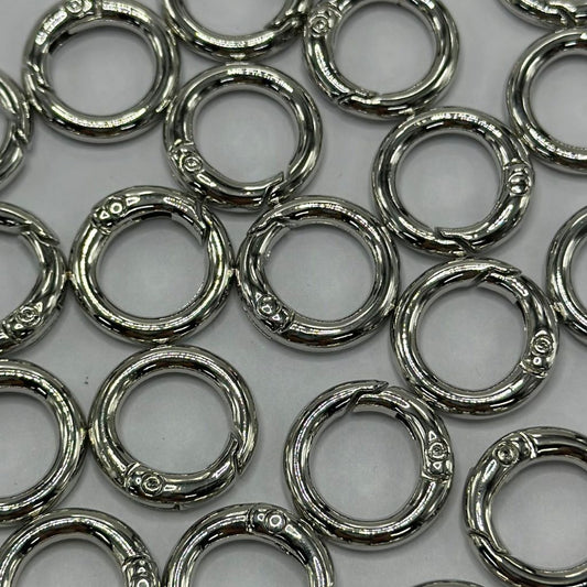 留め金 耐久性のあるキーチェーン クロージャー ラウンド キーリング ロック シルバーカラー アクリルビーズ 20mm