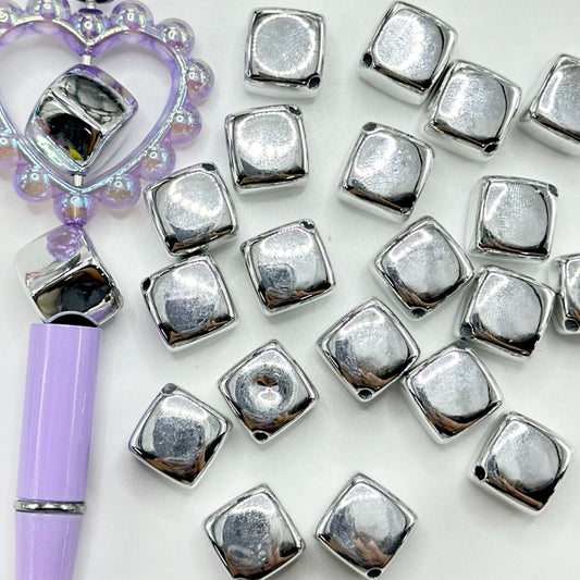 シルバーカラースクエアキューブアクリルビーズ（角貫通穴付き）13.6mm