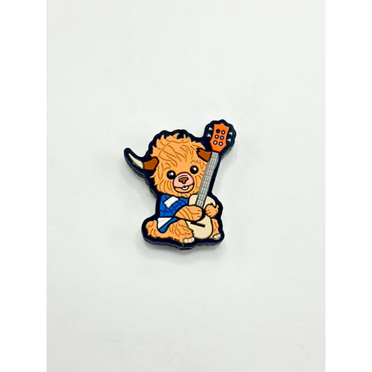 ギターを弾くかわいいハイランド牛の子牛のシリコン製フォーカルビーズ