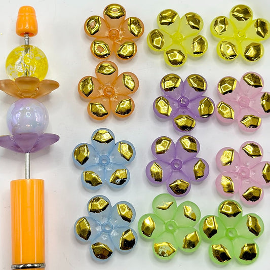 5枚の花びらとゴールドカラーペイントのアクリルビーズが付いた様々な色の小さな花、ランダムミックスカラー、22MM、説明をお読みください。