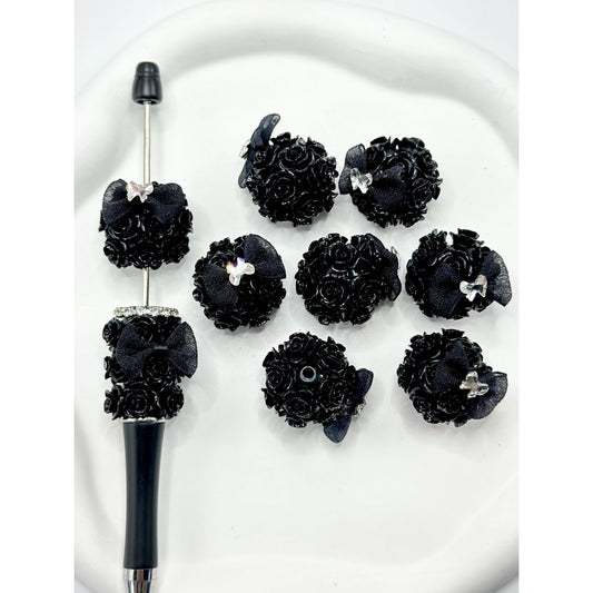 小さな花と蝶結びが付いた黒の丸型アクリルビーズ、24MM